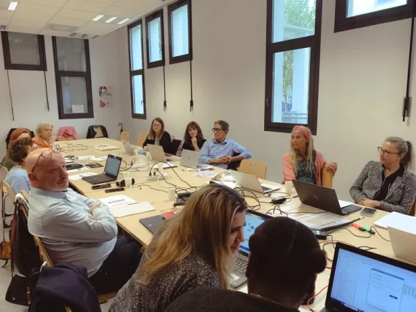 personnes autour de la table discutant 